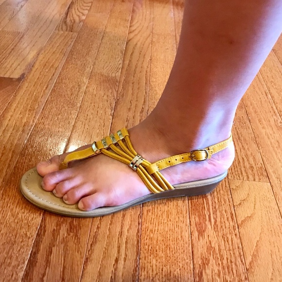 NWOT White Mountain Thong Sandals- size 8.5 - Picture 4 of 5